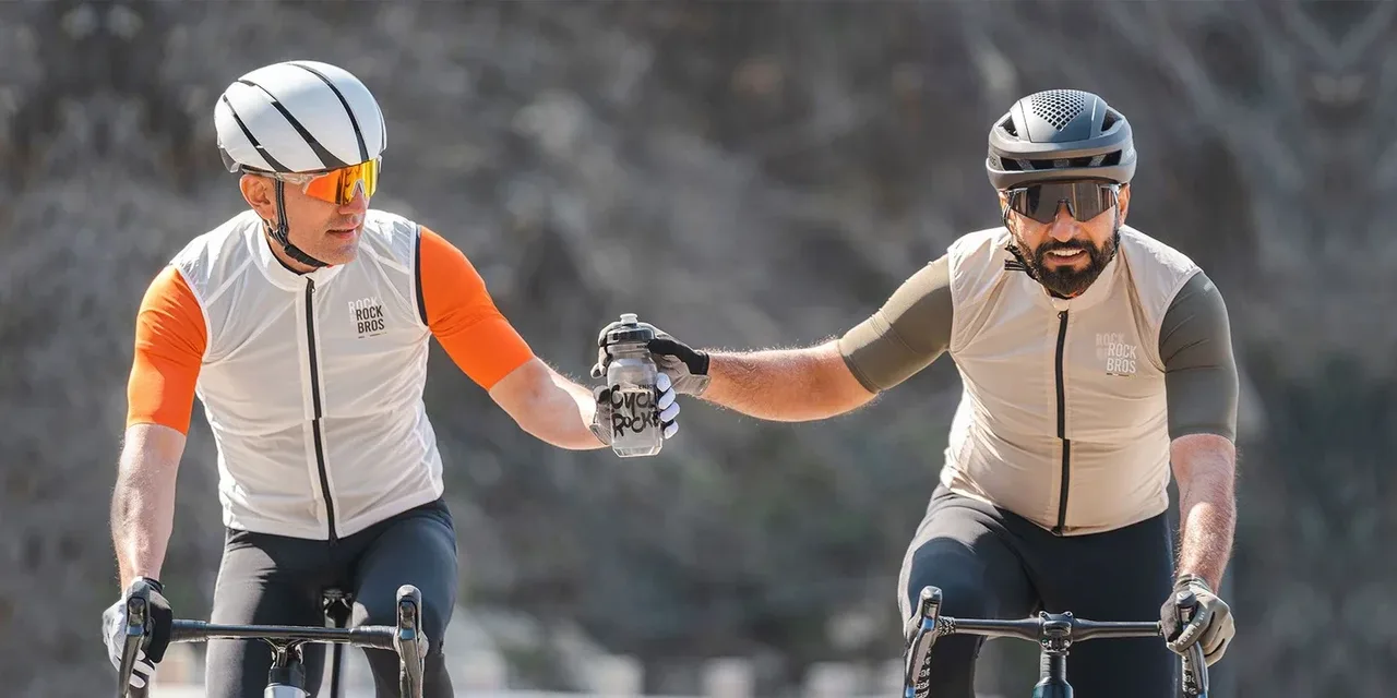 Ciclistas de ruta con indumentaria Rockbros — Al Límite Bikes, mayorista de accesorios e indumentaria de ciclismo que vende por mayor online con VentasxMayor