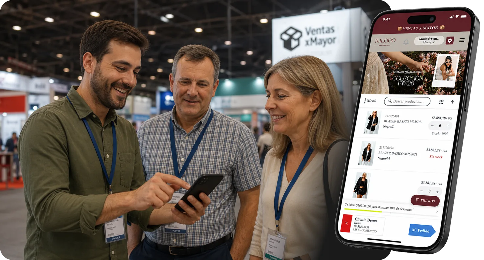 Mayoristas en una feria B2B mirando un celular con la tienda online de VentasxMayor: catálogo de productos con precios mayoristas, control de stock y botón de pedido — la plataforma de eCommerce mayorista en acción
