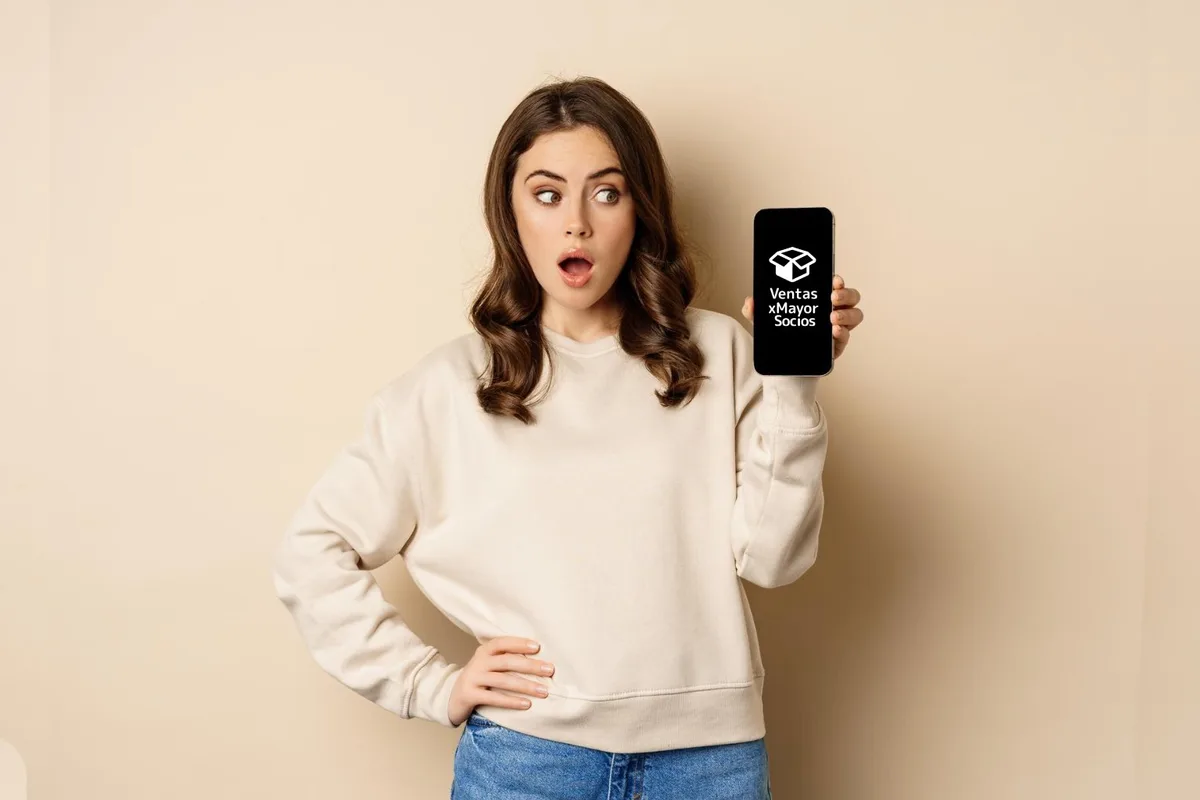 Mujer mostrando un telefono que indica el programa de partners vxm