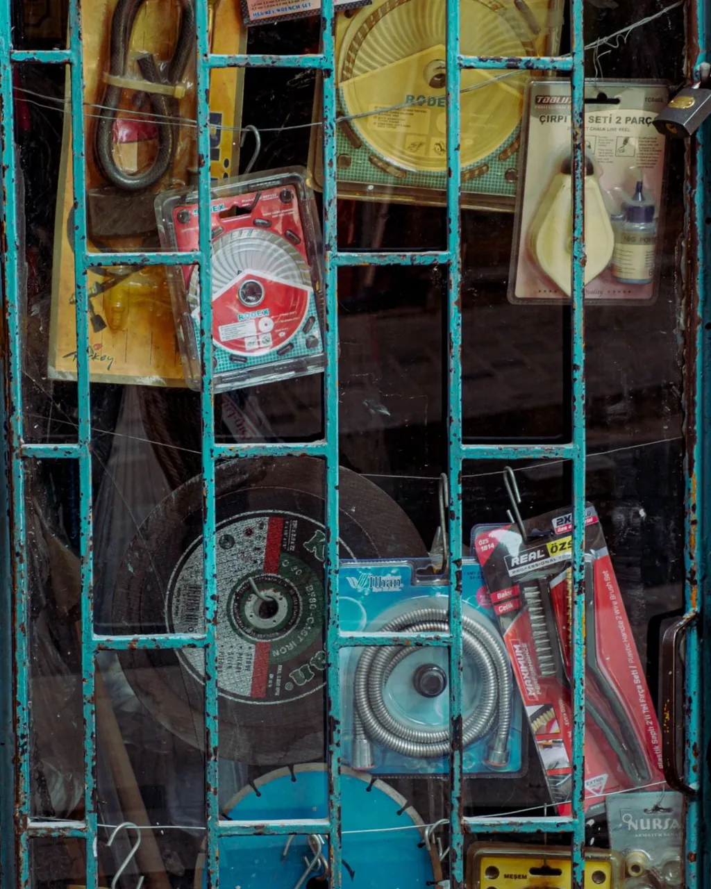 Vidriera de ferretería con discos de corte, juego de llaves Allen y herramientas en blíster — ferretería y construcción para mayoristas que venden con su tienda B2B VentasxMayor
